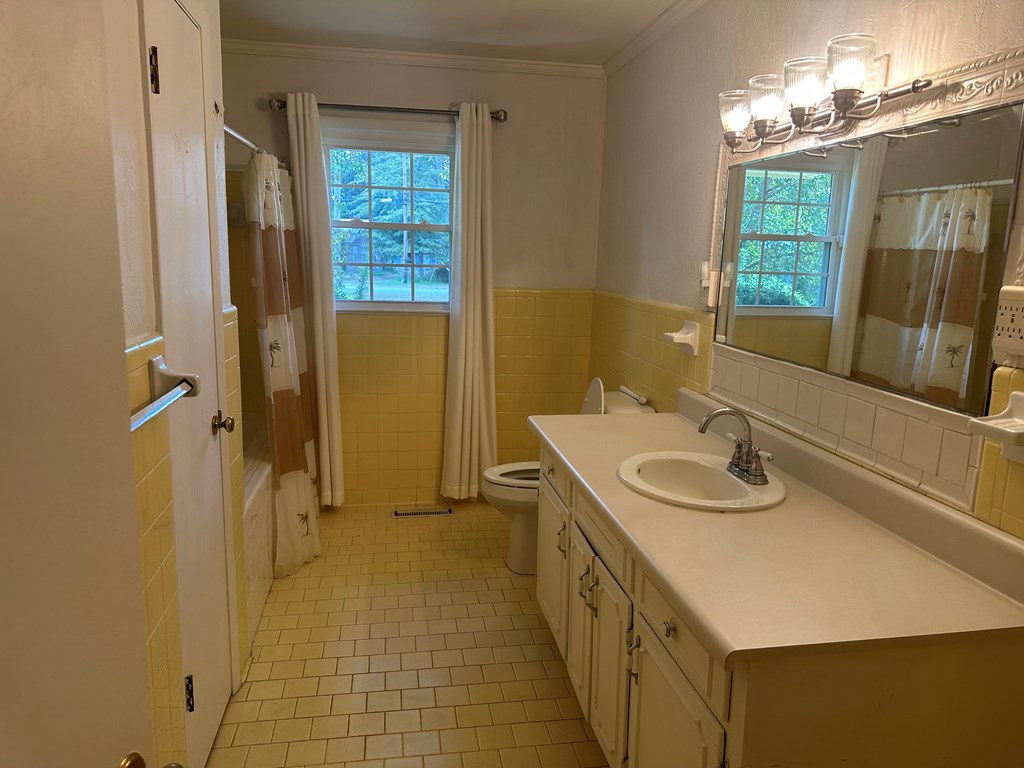 1701 10th Street SE, Moultrie, Georgia 31768, 3 Bedrooms Bedrooms, ,2 BathroomsBathrooms,Single Family,For Sale,10th Street SE,913411